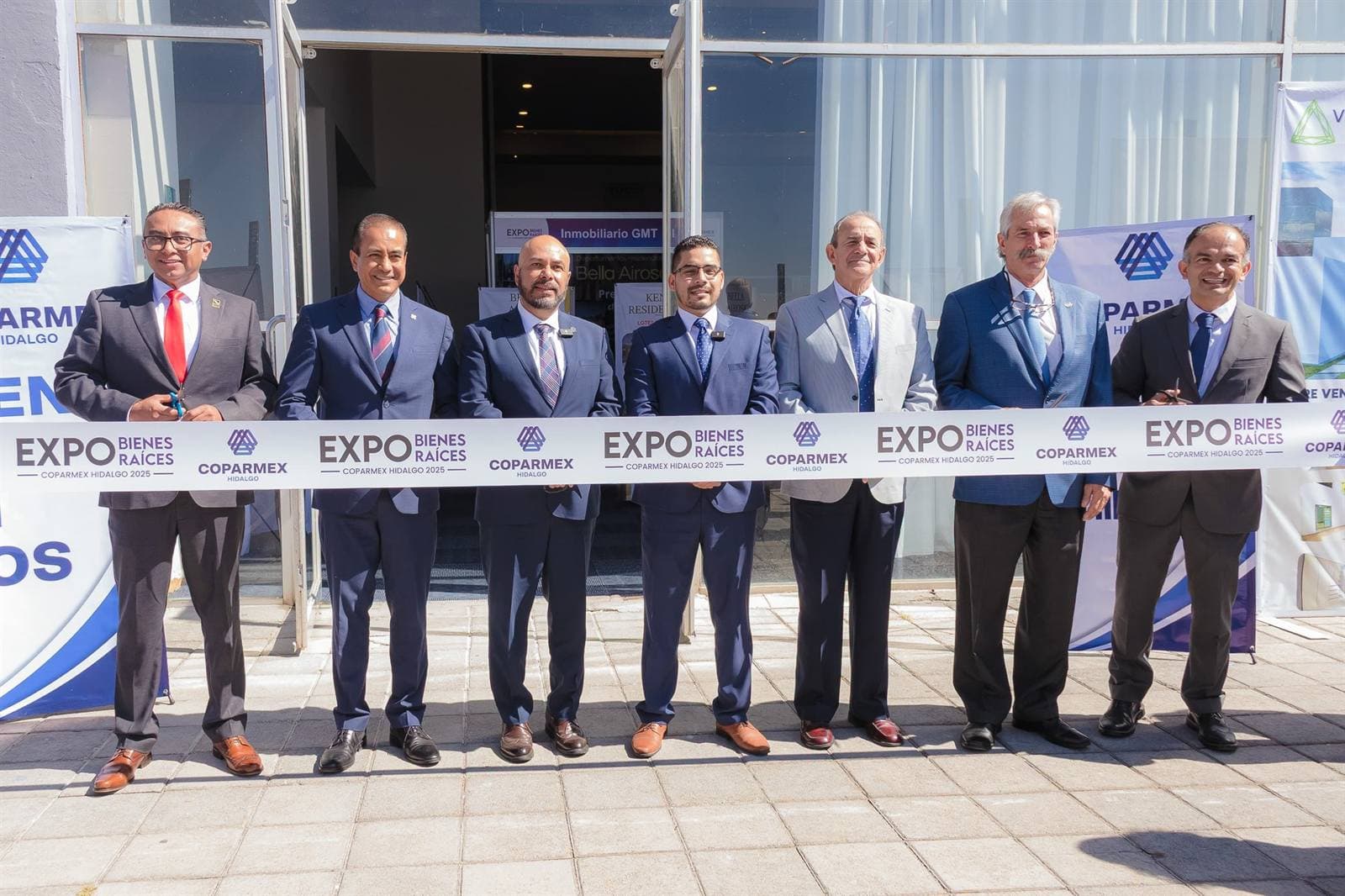 Corte de listón de la inauguración