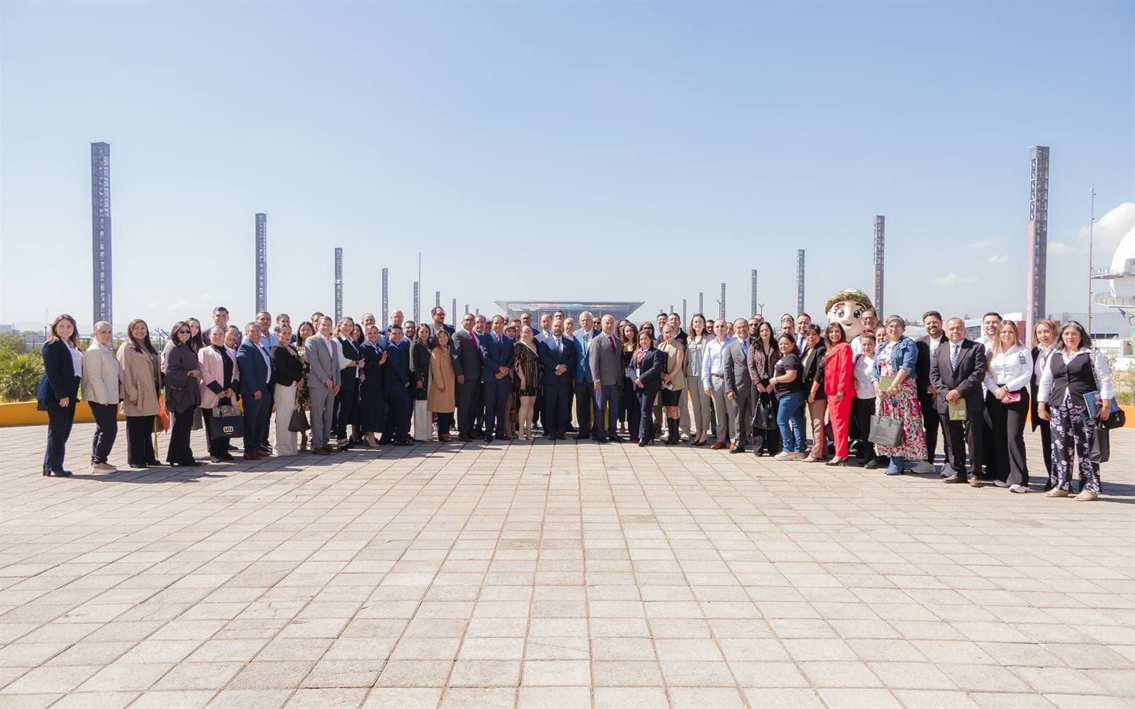 Foto de grupo de los asistentes a la inauguración en la explanada del recinto