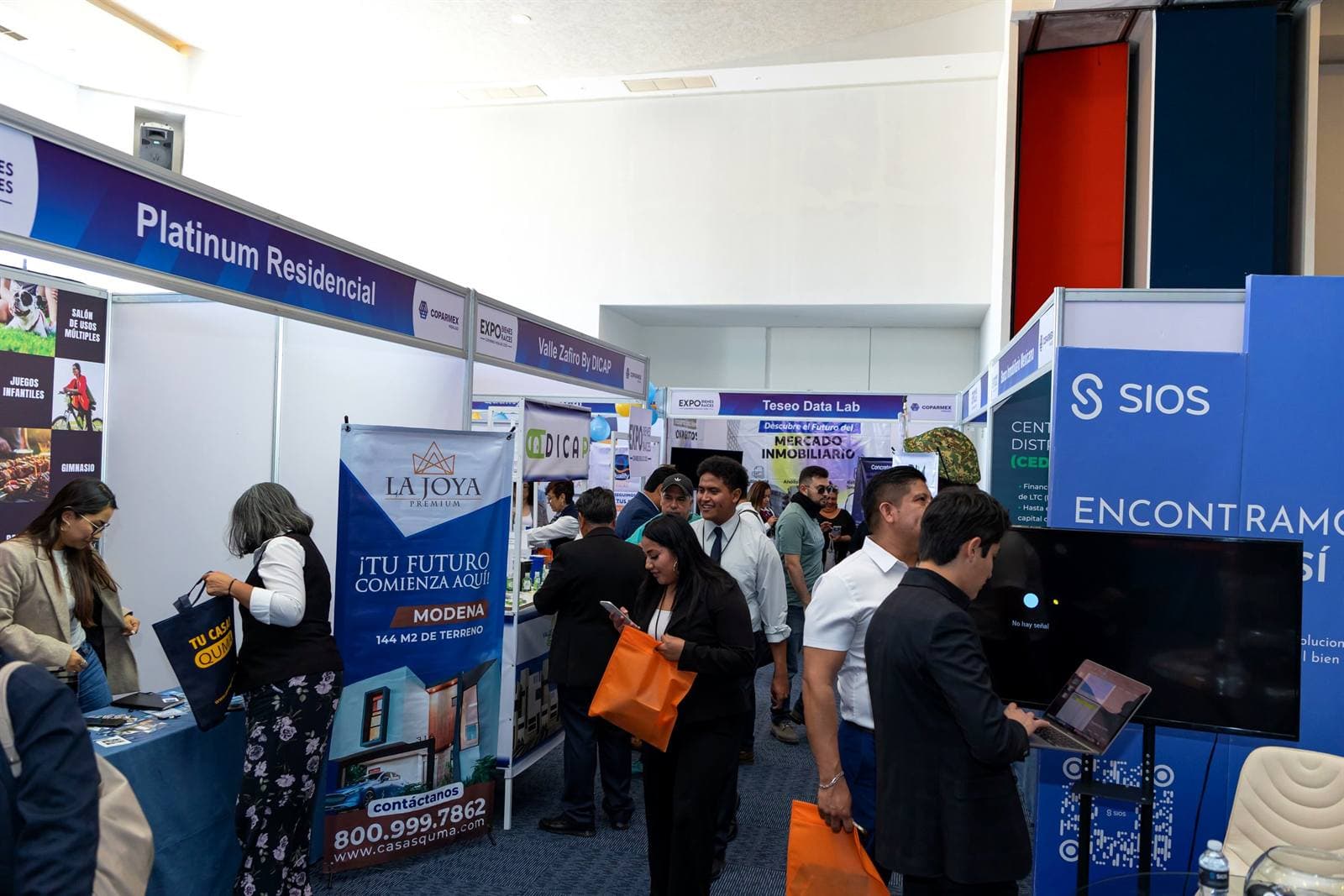 Visitantes recorriendo los pasillos de stands durante la primera edición