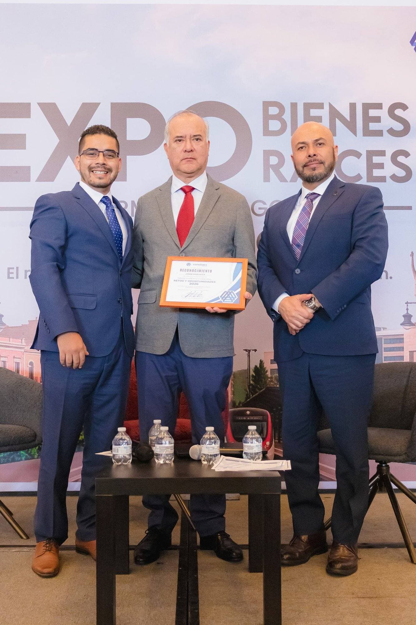 Entrega de un reconocimiento durante la ceremonia