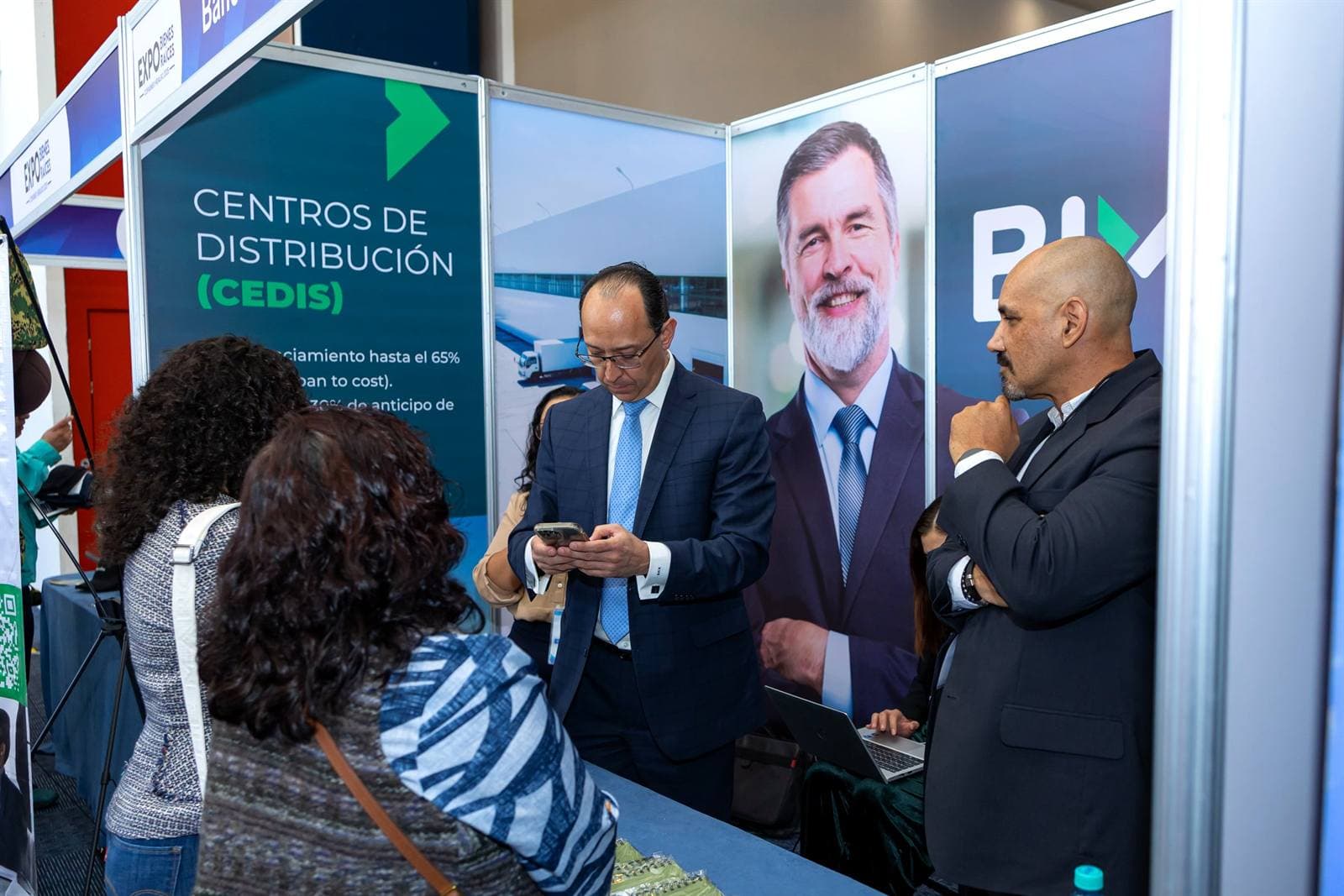 Asesoría sobre centros de distribución en el stand de oferta industrial